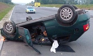 Die Polizei musste die A2 bei Bielefeld sperren. Ein Auto lag auf dem Dach quer zur Fahrbahn. - Symbolfoto: Polizei Die Polizei musste die A2 bei Bielefeld sperren. Ein Auto lag auf dem Dach quer zur Fahrbahn. - Symbolfoto: Polizei