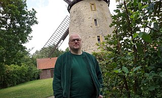 Grünen-Bundestagskandidat Maik Babenhauserheide vor der Liesbergmühle in Enger. - Niklas Krämer Grünen-Bundestagskandidat Maik Babenhauserheide vor der Liesbergmühle in Enger. - Niklas Krämer