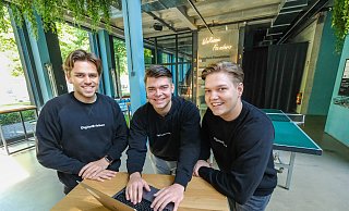 "Wir wollen dazu beitragen, dass Bildung so gut und zeitgemäß wie möglich wird, sagen Tobias Schröder, Matty Frommann und Robin Fischer (v.l.), hier im Pioners-Club an der Obernstraße. - Andreas Zobe "Wir wollen dazu beitragen, dass Bildung so gut und zeitgemäß wie möglich wird, sagen Tobias Schröder, Matty Frommann und Robin Fischer (v.l.), hier im Pioners-Club an der Obernstraße. - Andreas Zobe