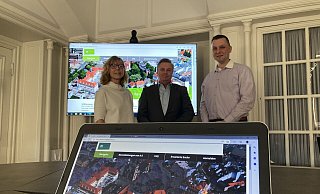 Stellten das neue digiditale Angebot vor: Sylke Haltermann (v.l.), Bürgermeister Tim Kähler und Christian Mühl. - Jobst Lüdeking Stellten das neue digiditale Angebot vor: Sylke Haltermann (v.l.), Bürgermeister Tim Kähler und Christian Mühl. - Jobst Lüdeking