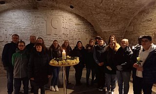 Die SV-Sprecher Emir Kiyatcig und Theresa Potthast und die Schüler der Toleranz-AG, zusammen mit ihren Leitern Katja Hermneuwöhner, Wolfgang Neumann und Justus Haack, SV-Lehrerin Annette Hennemann, Schulleiter Klaus Oppermann und Bürgermeister Hubertus Grimm. - Torsten Wegener Die SV-Sprecher Emir Kiyatcig und Theresa Potthast und die Schüler der Toleranz-AG, zusammen mit ihren Leitern Katja Hermneuwöhner, Wolfgang Neumann und Justus Haack, SV-Lehrerin Annette Hennemann, Schulleiter Klaus Oppermann und Bürgermeister Hubertus Grimm. - Torsten Wegener