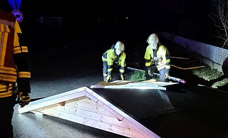 Das Dach einer Gartenhütte landete auf der Fahrbahn. - Feuerwehr Enger Das Dach einer Gartenhütte landete auf der Fahrbahn. - Feuerwehr Enger