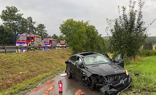 Mehrfach überschlagen hatte sich der AMG Mercedes, bevor er auf einem Wirtschaftsweg neben der B252 liegenblieb. - FFW Warburg Mehrfach überschlagen hatte sich der AMG Mercedes, bevor er auf einem Wirtschaftsweg neben der B252 liegenblieb. - FFW Warburg