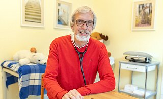 Frank Meyer-Ekkert (67) will seine Praxis "in freundliche Hände" übergeben und junge ausgebildete Kinder- und Jugendärzte wieder mehr für die ambulante Medizin interessieren - "mit neuen, kreativen Arbeitszeitmodellen und der Verteilung von Verantwortung auf mehrere Köpfe". Am 7. Dezember lädt er zu einem Infoabend in seine Praxis an der Treppenstraße ein. - Oliver Krato Frank Meyer-Ekkert (67) will seine Praxis "in freundliche Hände" übergeben und junge ausgebildete Kinder- und Jugendärzte wieder mehr für die ambulante Medizin interessieren - "mit neuen, kreativen Arbeitszeitmodellen und der Verteilung von Verantwortung auf mehrere Köpfe". Am 7. Dezember lädt er zu einem Infoabend in seine Praxis an der Treppenstraße ein. - Oliver Krato