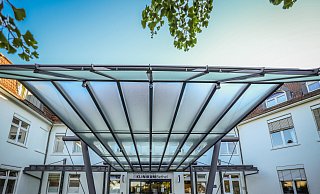 Die Vergewaltigungsserie im Evangelischen Klinikum Bethel ist wahrscheinlich in ihrer Dimension und im Hinblick auf die Opferzahl eines Einzeltäters einer der größten Fälle in der deutschen Kriminalgeschichte. Noch immer ist er nicht komplett aufgearbeitet. - Sarah Jonek Die Vergewaltigungsserie im Evangelischen Klinikum Bethel ist wahrscheinlich in ihrer Dimension und im Hinblick auf die Opferzahl eines Einzeltäters einer der größten Fälle in der deutschen Kriminalgeschichte. Noch immer ist er nicht komplett aufgearbeitet. - Sarah Jonek
