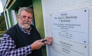 Offiziell hat Kinderarzt Uwe Büsching (69) seine Praxis an der Beckhausstraße zu 30. September geschlossen. Danach wird er übergangsweise noch an zwei Tagen einige Patienten behandeln. Zum Jahresende spätesten muss er das Schild abschrauben, denn dann muss er raus aus dem Haus. Es wird verkauft. - Andreas Zobe Offiziell hat Kinderarzt Uwe Büsching (69) seine Praxis an der Beckhausstraße zu 30. September geschlossen. Danach wird er übergangsweise noch an zwei Tagen einige Patienten behandeln. Zum Jahresende spätesten muss er das Schild abschrauben, denn dann muss er raus aus dem Haus. Es wird verkauft. - Andreas Zobe