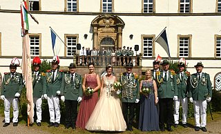 Die Majestäten Markus Ulber und Kerstin Scholle (vorn, Mitte) mit ihrem Hofstaat Lothar Scholle und Sarah Kronberg sowie Ludger Schröder und Nadine Schröder und den Ehrengästen vorm Schloss. - Thomas Kube Die Majestäten Markus Ulber und Kerstin Scholle (vorn, Mitte) mit ihrem Hofstaat Lothar Scholle und Sarah Kronberg sowie Ludger Schröder und Nadine Schröder und den Ehrengästen vorm Schloss. - Thomas Kube