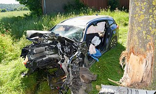 Der Ford Focus prallte bei dem Unfall frontal auf einen Baum an der Kreisstraße 36 bei Bad Wünnenberg. - Ralph Meyer Der Ford Focus prallte bei dem Unfall frontal auf einen Baum an der Kreisstraße 36 bei Bad Wünnenberg. - Ralph Meyer