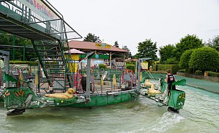 Der Wasserläufer ist seit 1996 im Potts Park in Betrieb. Fünf Jahre nach der Inbetriebnahme gab es einen tödlichen Unfall, nun zog sich ein Achtjähriger Verletzungen zu. - Freizeitpark-Welt.de Der Wasserläufer ist seit 1996 im Potts Park in Betrieb. Fünf Jahre nach der Inbetriebnahme gab es einen tödlichen Unfall, nun zog sich ein Achtjähriger Verletzungen zu. - Freizeitpark-Welt.de