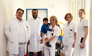 Chefarzt Frank Blömker (v. l.), Oberarzt Abdoulbaset Halbouda, Pflegekraft Ute Waldeyer, Pflege-Teamleitung Gabriele Moreau und FOS-Praktikantin Marleen Isaak mit dem vierjährigen Abdul, der für seine OP aus Afghanistan nach Höxter gekommen ist. - KHWE Chefarzt Frank Blömker (v. l.), Oberarzt Abdoulbaset Halbouda, Pflegekraft Ute Waldeyer, Pflege-Teamleitung Gabriele Moreau und FOS-Praktikantin Marleen Isaak mit dem vierjährigen Abdul, der für seine OP aus Afghanistan nach Höxter gekommen ist. - KHWE