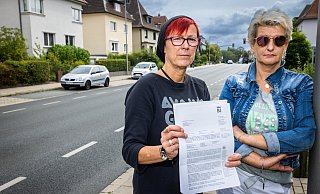 3.384 Euro soll Antje Mietz (links) jetzt kurzfristig zahlen, ist auf dem Schreiben der Stadt zu lesen. - Sarah Jonek 3.384 Euro soll Antje Mietz (links) jetzt kurzfristig zahlen, ist auf dem Schreiben der Stadt zu lesen. - Sarah Jonek