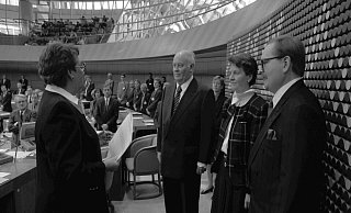 Im März 1992 vereidigte die damalige Landtagspräsidentin Ingeborg Friebe neben den Abgeordneten Hagen Müller und Karl van Hall auch die Rahdenerin Eva Heidemann. - Bildarchiv des Landtags NRW/Achim Schüler Im März 1992 vereidigte die damalige Landtagspräsidentin Ingeborg Friebe neben den Abgeordneten Hagen Müller und Karl van Hall auch die Rahdenerin Eva Heidemann. - Bildarchiv des Landtags NRW/Achim Schüler
