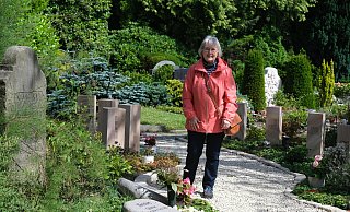 Marita Kamp findet auf dem Erika-Friedhof zur Ruhe. Die Friedhofsgärtnerei weiß Altes, wie den verwitterten Grabstein links, mit dem neuen Urnengrab zu verbinden. - Katharina Eisele Marita Kamp findet auf dem Erika-Friedhof zur Ruhe. Die Friedhofsgärtnerei weiß Altes, wie den verwitterten Grabstein links, mit dem neuen Urnengrab zu verbinden. - Katharina Eisele