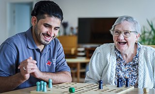 Nicht aufgeben: Das ist das Motto von Ikamullah Rahimi (22), hier beim Mensch-ärgere-dich-nicht mit Anita Pötzing. - Sarah Jonek Nicht aufgeben: Das ist das Motto von Ikamullah Rahimi (22), hier beim Mensch-ärgere-dich-nicht mit Anita Pötzing. - Sarah Jonek