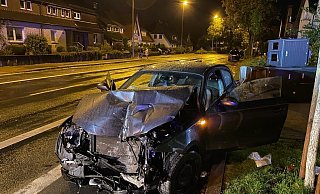 Das Auto hat nur noch Schrottwert. Rechts ist der beschädigte Blitzer zu sehen. - Claus Frickemeier Das Auto hat nur noch Schrottwert. Rechts ist der beschädigte Blitzer zu sehen. - Claus Frickemeier