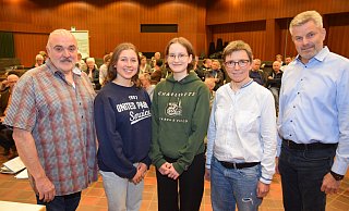 Moderator Joachim H. Peters, Lina Holwitt und Lina Kindsgrab von der Schülervertretung des NLG, Schulleiterin Katrin Tebben und Bürgermeister Dirk Becker (v. l.) in der Aula des Gymnasiums. - Karin Prignitz Moderator Joachim H. Peters, Lina Holwitt und Lina Kindsgrab von der Schülervertretung des NLG, Schulleiterin Katrin Tebben und Bürgermeister Dirk Becker (v. l.) in der Aula des Gymnasiums. - Karin Prignitz
