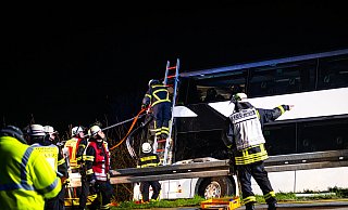 Rettungskräfte arbeiteten an einer Unfallstelle auf der Autobahn 44 an einem verunglückten Bus und stellten ihn wieder auf. - Daniel Schröder/dpa Rettungskräfte arbeiteten an einer Unfallstelle auf der Autobahn 44 an einem verunglückten Bus und stellten ihn wieder auf. - Daniel Schröder/dpa