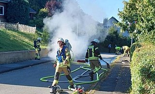 Mit Wasser und später mit Schaum wurde der Fahrzeugbrand in Rimbeck gelöscht. - FFW Warburg Mit Wasser und später mit Schaum wurde der Fahrzeugbrand in Rimbeck gelöscht. - FFW Warburg