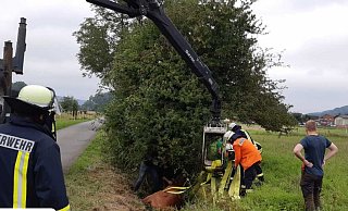 Ein Pferd ist gestürzt und muss von der Feuerwehr Höxter aus seiner misslichen Lage befreit werden. - FFW Höxter Ein Pferd ist gestürzt und muss von der Feuerwehr Höxter aus seiner misslichen Lage befreit werden. - FFW Höxter
