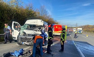 Feuerwehrleute befreiten den eingeklemmten Fahrer eines Transporters aus dem Wrack. - Jürgen Mahncke Feuerwehrleute befreiten den eingeklemmten Fahrer eines Transporters aus dem Wrack. - Jürgen Mahncke