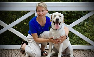 Kinder- und Jugendcoach Marion Giesbrecht, hier im Kurpark Bad Holzhausen, lässt Familienhund Barney, einen Labrador-Rüden, zu einem Therapie-Hund ausbilden. - Fabian Giesbrecht Kinder- und Jugendcoach Marion Giesbrecht, hier im Kurpark Bad Holzhausen, lässt Familienhund Barney, einen Labrador-Rüden, zu einem Therapie-Hund ausbilden. - Fabian Giesbrecht