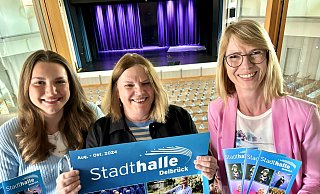 Zum Stadthallenteam gehören (v. l.) Jana Richter, Maria Surholt und Geschäftsführerin Anja Bauer. Sie haben das Programm für die neue Kultursaisoin 2024/2025 auf die Beine gestellt. - Jens Reddeker Zum Stadthallenteam gehören (v. l.) Jana Richter, Maria Surholt und Geschäftsführerin Anja Bauer. Sie haben das Programm für die neue Kultursaisoin 2024/2025 auf die Beine gestellt. - Jens Reddeker