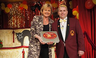 Einmalig: Für 888 Euro ersteigerte Falko Koch das von den Ehrengästen signierte Nieheimer Karnevalsspiel. Überreicht wurde es ihm von Ex-Prinzessin Conny Peine. - Josef Köhne Einmalig: Für 888 Euro ersteigerte Falko Koch das von den Ehrengästen signierte Nieheimer Karnevalsspiel. Überreicht wurde es ihm von Ex-Prinzessin Conny Peine. - Josef Köhne