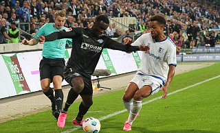 SCP-Stürmer Sirlord Conteh (m.), hier im Hinspiel gegen Leon Bell Bell, ist gegen seinen Ex-Klub Magdeburg einsatzbereit. - Imago Images SCP-Stürmer Sirlord Conteh (m.), hier im Hinspiel gegen Leon Bell Bell, ist gegen seinen Ex-Klub Magdeburg einsatzbereit. - Imago Images