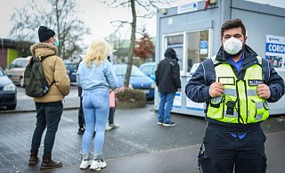 Weil es immer wieder zu Ausrastern bei den Kunden der Biekra-Teststation in Baumheide kam, ist jetzt ein Sicherheitsdienst vor Ort. - Sarah Jonek Fotografie Weil es immer wieder zu Ausrastern bei den Kunden der Biekra-Teststation in Baumheide kam, ist jetzt ein Sicherheitsdienst vor Ort. - Sarah Jonek Fotografie