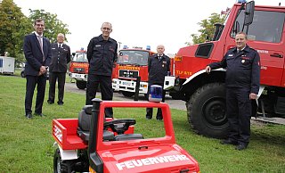 Auf dem Schützenplatz präsentierten Bürgermeister Tobias Scherf (v. l.), Feuerwehr-Chef Jürgen Rabbe mit den Einheitsführer Markus Barzen aus Bonenburg, Winfried Vössing aus Daseburg und Detlef Huhmann aus Germete die nun offiziell in Dienst gestellten neuen Einsatzfahrzeuge. - Dieter Scholz Auf dem Schützenplatz präsentierten Bürgermeister Tobias Scherf (v. l.), Feuerwehr-Chef Jürgen Rabbe mit den Einheitsführer Markus Barzen aus Bonenburg, Winfried Vössing aus Daseburg und Detlef Huhmann aus Germete die nun offiziell in Dienst gestellten neuen Einsatzfahrzeuge. - Dieter Scholz