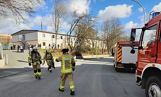 Die Feuerwehr Warburg beim Einsatz an der Flüchtlingsunterkunft an der Bahnhofstraße in Warburg. - Simone Flörke Die Feuerwehr Warburg beim Einsatz an der Flüchtlingsunterkunft an der Bahnhofstraße in Warburg. - Simone Flörke