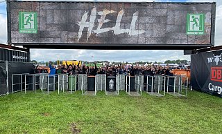 Die Fans warten noch eine Stunde, bis sie zu den ersten größeren Bühnen gelassen werden. - Karl-Ernst Hunting Die Fans warten noch eine Stunde, bis sie zu den ersten größeren Bühnen gelassen werden. - Karl-Ernst Hunting
