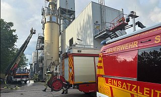 Über die Drehleiter wurde das Feuer abgelöscht. - Feuerwehr Steinheim Über die Drehleiter wurde das Feuer abgelöscht. - Feuerwehr Steinheim