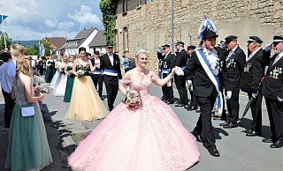 Ein Hingucker: Das junge Königspaar Corinna und Marco Löseke in Ossendorf. - Simone Flörke Ein Hingucker: Das junge Königspaar Corinna und Marco Löseke in Ossendorf. - Simone Flörke