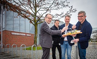 Martin Knabenreich (v.l., Bielefeld Marketing), Sportamtsleiter Klaus Böhm, Gastronom Christian Nahmmacher und Stadthallen-Manager Stephan Kipp genießen eine Kostprobe. Foto: Mike-Dennis Müller - Mike-Dennis Müller / www.mdm.photo Martin Knabenreich (v.l., Bielefeld Marketing), Sportamtsleiter Klaus Böhm, Gastronom Christian Nahmmacher und Stadthallen-Manager Stephan Kipp genießen eine Kostprobe. Foto: Mike-Dennis Müller - Mike-Dennis Müller / www.mdm.photo