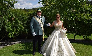 König Patrick Kalbhen und seine Königin Corinna Rehermann stehen in Hakenberg im Mittelpunkt. - Anja Ebner König Patrick Kalbhen und seine Königin Corinna Rehermann stehen in Hakenberg im Mittelpunkt. - Anja Ebner