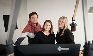 Das Moderatoren-Team Chrissi & Madline (von links) und Moderatorin Christina Wolff in einem der Studios in Bad Oeynhausen. - Gerald Dunkel Das Moderatoren-Team Chrissi & Madline (von links) und Moderatorin Christina Wolff in einem der Studios in Bad Oeynhausen. - Gerald Dunkel