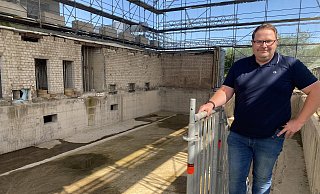 Kristof Hohlfeld steht in der Baustelle des neuen Lehrschwimmbeckens. - Dirk Windmöller Kristof Hohlfeld steht in der Baustelle des neuen Lehrschwimmbeckens. - Dirk Windmöller
