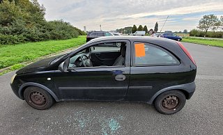 Ein Opel steht auf dem Parkplatz an der A30 in Bünde. Ein Fenster ist zerstört. Straßen NRW droht mit der Entsorgung des Fahrzeugs. - Florian Weyand Ein Opel steht auf dem Parkplatz an der A30 in Bünde. Ein Fenster ist zerstört. Straßen NRW droht mit der Entsorgung des Fahrzeugs. - Florian Weyand