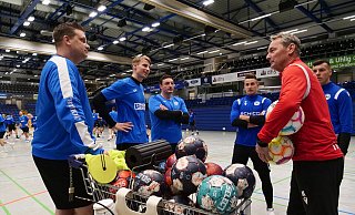 TBV-Torwarttrainer Jörg Zereike (v. l.) und seine Schützlinge Finn Zecher sowie Borko Ristovski tauschten sich mit Arminias Martin Fraisl, Coach Marco Kostmann und Arne Schulz aus. Klar, dass Hand- und Fußbälle da abwechselnd zum Einsatz kamen. - Jörg Hagemann TBV-Torwarttrainer Jörg Zereike (v. l.) und seine Schützlinge Finn Zecher sowie Borko Ristovski tauschten sich mit Arminias Martin Fraisl, Coach Marco Kostmann und Arne Schulz aus. Klar, dass Hand- und Fußbälle da abwechselnd zum Einsatz kamen. - Jörg Hagemann