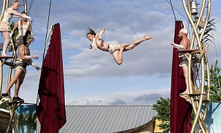 Sommertheater auf dem Klosterplatz am Freitag, 6. August: "Les P'tits Bras" treten eine Reise in das Barockzeitalter an mit Artistik vom Feinsten. - Cynthia Lexpert Sommertheater auf dem Klosterplatz am Freitag, 6. August: "Les P'tits Bras" treten eine Reise in das Barockzeitalter an mit Artistik vom Feinsten. - Cynthia Lexpert