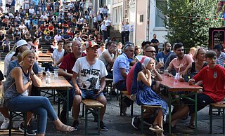 Vor drei Jahren zur Fußball-WM 2018 war Public Viewing auf dem Franz-Stock-Platz noch völlig normal. Solche Szenen wird es zur EM 2021 ab 11. Juni dort jedenfalls nicht geben. - Archivfoto: Svenja Ludwig Vor drei Jahren zur Fußball-WM 2018 war Public Viewing auf dem Franz-Stock-Platz noch völlig normal. Solche Szenen wird es zur EM 2021 ab 11. Juni dort jedenfalls nicht geben. - Archivfoto: Svenja Ludwig
