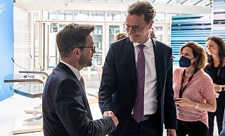Ministerpräsident Hendrik Wüst (rechts) und sein SPD-Herausforderer Thomas Kutschaty. - Boris Roessler/dpa Ministerpräsident Hendrik Wüst (rechts) und sein SPD-Herausforderer Thomas Kutschaty. - Boris Roessler/dpa
