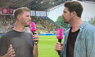 Pausen-Analyse: Fabian Klos (links) spricht mit Moderator Tobias Wahnschaffe. - NW Pausen-Analyse: Fabian Klos (links) spricht mit Moderator Tobias Wahnschaffe. - NW