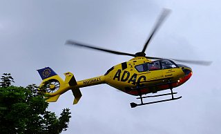 eine bei einem Unfall auf der Ostwestfalenstraße verletzte Motorradfahrerin wurden per Rettungshubschrauber ins Krankenhaus gebracht. (Themenbild) - Thorsten Gödecker eine bei einem Unfall auf der Ostwestfalenstraße verletzte Motorradfahrerin wurden per Rettungshubschrauber ins Krankenhaus gebracht. (Themenbild) - Thorsten Gödecker