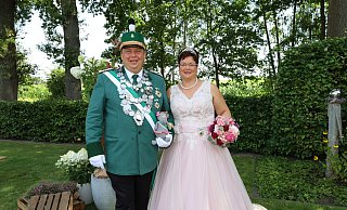 Die Majestäten der Ostenländer St.-Joseph-Bruderschaft, Jürgen und Kerstin Sunder, genossen ihren großen Tag. - Regina Brucksch Die Majestäten der Ostenländer St.-Joseph-Bruderschaft, Jürgen und Kerstin Sunder, genossen ihren großen Tag. - Regina Brucksch