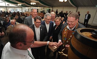 "O'zapft is": Beobachtet von Brauerei-Chef Christoph Barre und den Bundestagsabgeordneten Oliver Vogt (CDU), Achim Post (SPD) und Frank Schäffler (FDP) stach Stemwedes Bürgermeister zum Marktauftakt ein Fass Freibier an. - Joern Spreen-Ledebur "O'zapft is": Beobachtet von Brauerei-Chef Christoph Barre und den Bundestagsabgeordneten Oliver Vogt (CDU), Achim Post (SPD) und Frank Schäffler (FDP) stach Stemwedes Bürgermeister zum Marktauftakt ein Fass Freibier an. - Joern Spreen-Ledebur