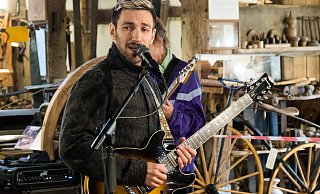 Sänger Julian Adler, hier bei einem Konzert im Holzhandwerksmuseum im Jahr 2022 in Hiddenhausen, lädt im November ins Bünder Universum ein. - Ralf Bittner Sänger Julian Adler, hier bei einem Konzert im Holzhandwerksmuseum im Jahr 2022 in Hiddenhausen, lädt im November ins Bünder Universum ein. - Ralf Bittner