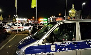 Ständiger Besucher des überfüllten Parkplatzes an der Eckendorfer Straße ist inzwischen das Ordnungsamt. Weil die Einhaltung der Coronaschutzverordnung hier nicht gewährleistet ist. - Ansgar Mönter Ständiger Besucher des überfüllten Parkplatzes an der Eckendorfer Straße ist inzwischen das Ordnungsamt. Weil die Einhaltung der Coronaschutzverordnung hier nicht gewährleistet ist. - Ansgar Mönter