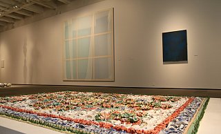 Der Teppich aus Keramikscherben sowie das große Stoffbild im Hintergrund wurden extra für die Paderborner Ausstellung angefertigt. - Sven Hauhart Der Teppich aus Keramikscherben sowie das große Stoffbild im Hintergrund wurden extra für die Paderborner Ausstellung angefertigt. - Sven Hauhart